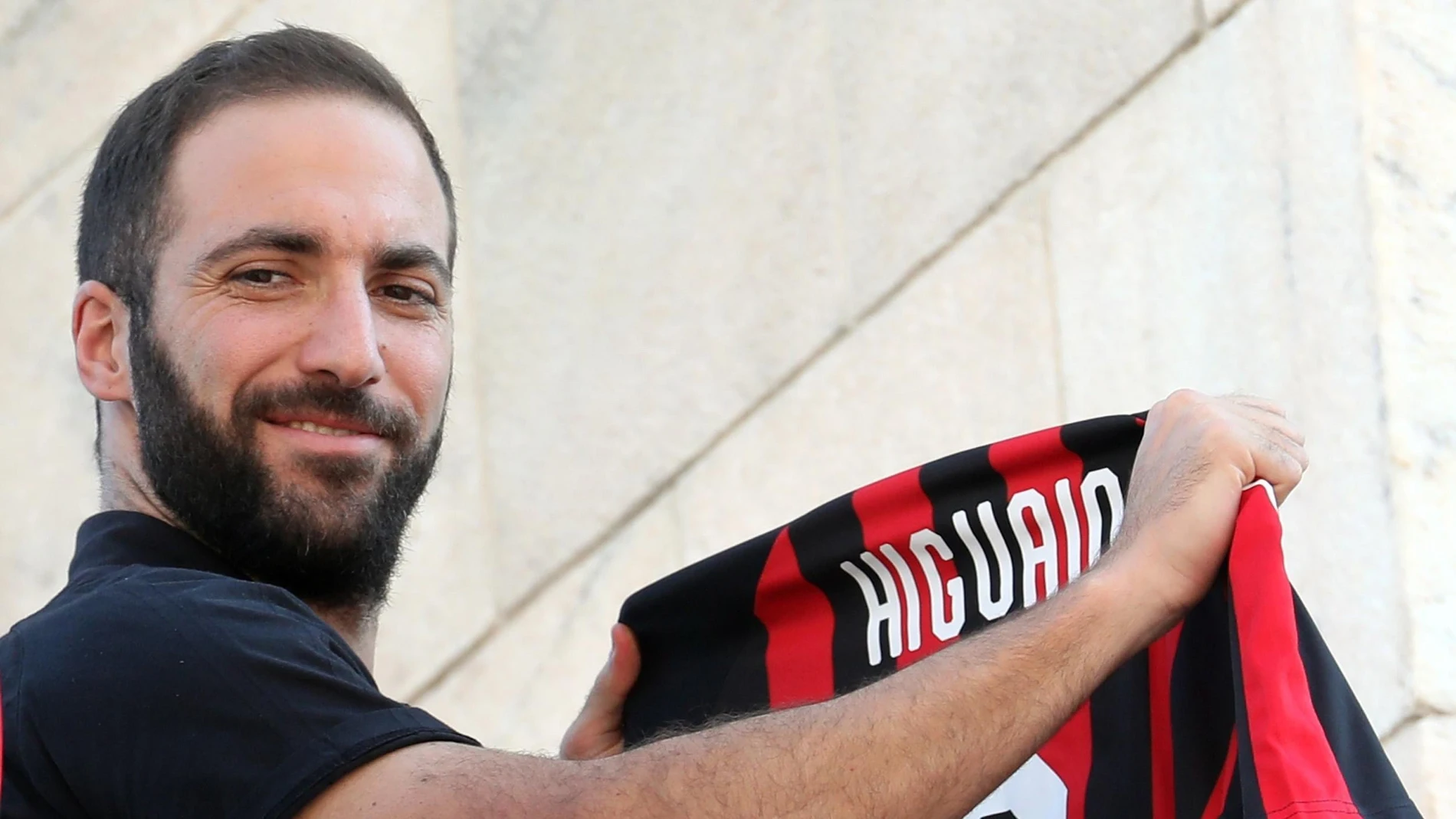 Higuain en su presentación con el Milan Higuain en su presentación con el Milan