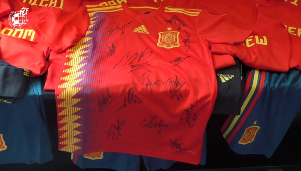 Los niños tailandeses reciben una camiseta firmada por la selección española