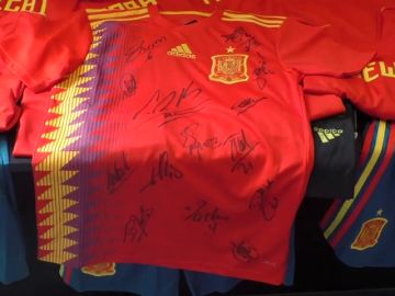 Los niños tailandeses reciben la camiseta de la selección española