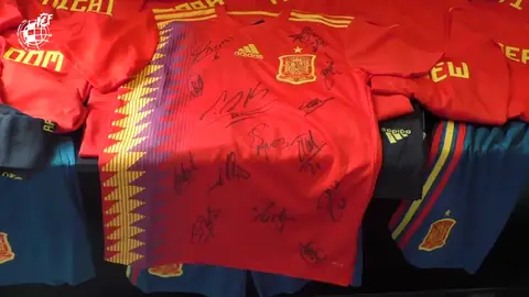 Los niños tailandeses reciben la camiseta de la selección española Los niños tailandeses reciben la camiseta de la selección española
