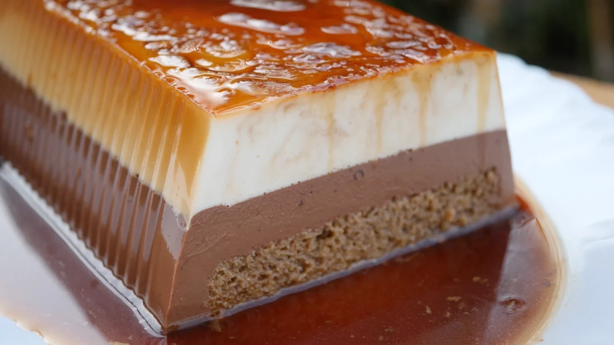 Esta es la brutal pinta del flan de chocolate blanco y negro de Bocados Divinos. ¡Y sin horno!
