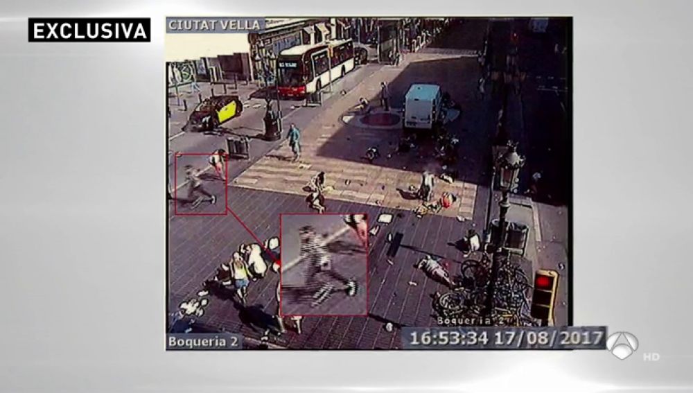 Imágenes en exclusiva del momento en el que uno de los terroristas de Barcelona iniciaba su huida tras atropellar a la multitud