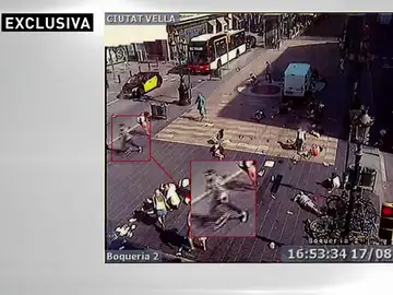 Imágenes en exclusiva del momento en el que uno de los terroristas de Barcelona iniciaba su huida tras atropellar a la multitud Imágenes en exclusiva del momento en el que uno de los terroristas de Barcelona iniciaba su huida tras atropellar a la multitud