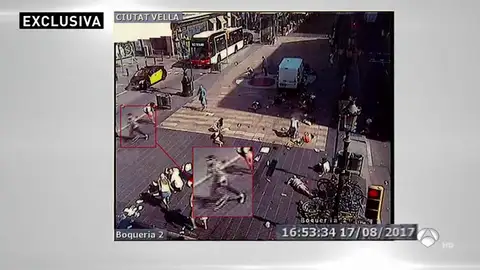 Imágenes en exclusiva del momento en el que uno de los terroristas de Barcelona iniciaba su huida tras atropellar a la multitud Imágenes en exclusiva del momento en el que uno de los terroristas de Barcelona iniciaba su huida tras atropellar a la multitud
