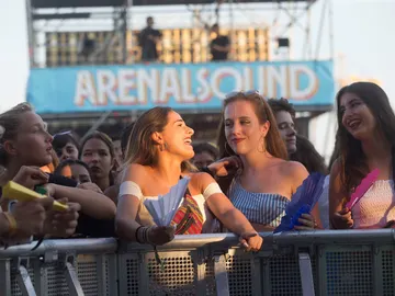 Jóvenes disfrutando del Arenal Sound Jóvenes disfrutando del Arenal Sound