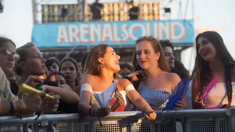 Jóvenes disfrutando del Arenal Sound Jóvenes disfrutando del Arenal Sound