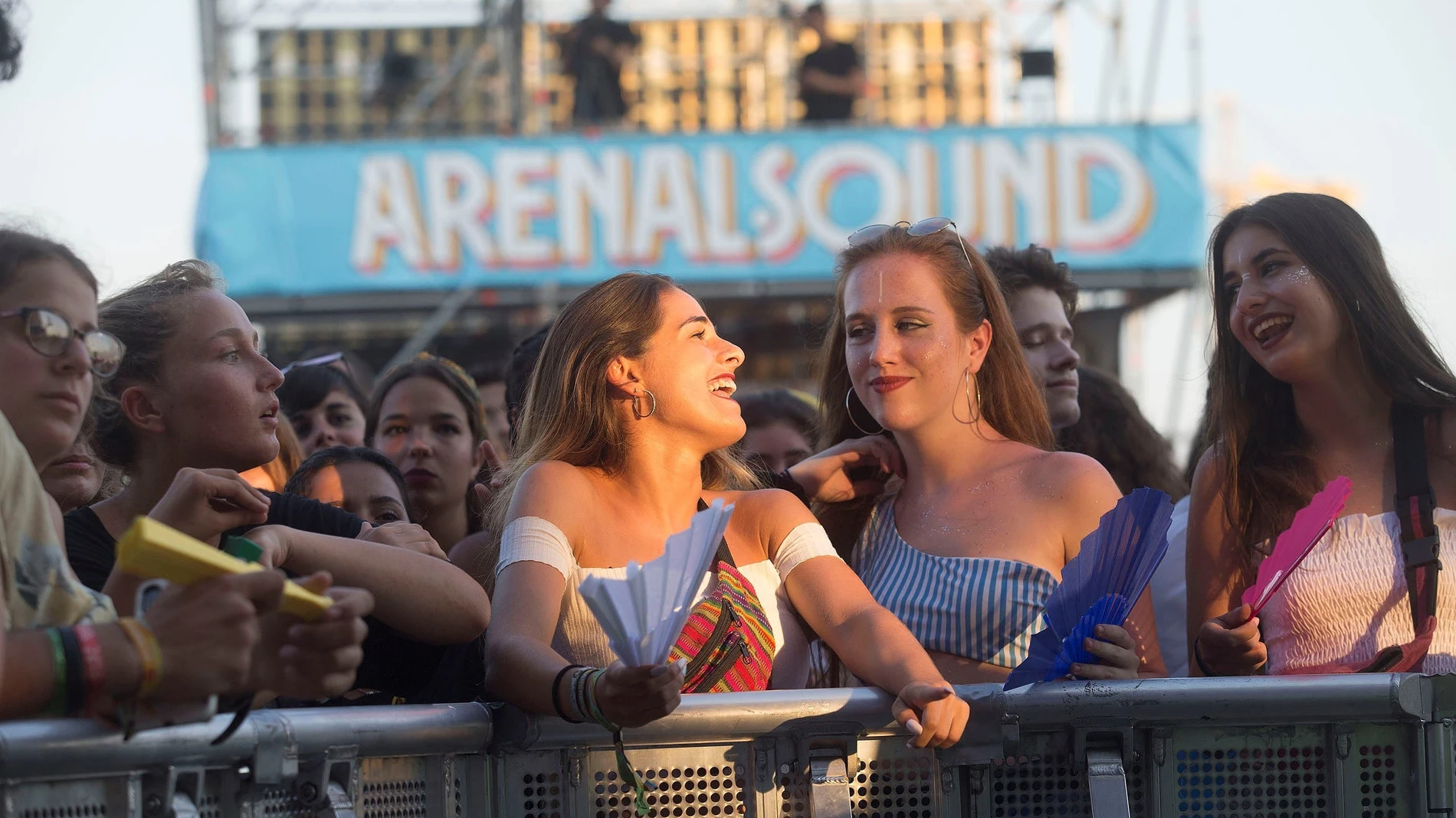Jóvenes disfrutando del Arenal Sound Jóvenes disfrutando del Arenal Sound