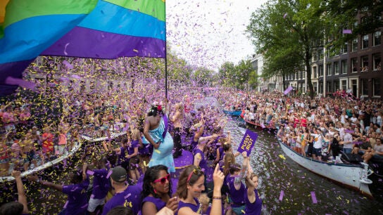 Desfile del Orgullo Gay en el canal Parade de Ámsterdam