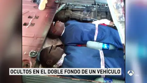 Encuentran a dos inmigrantes en los bajos de un vehículo en Melilla Encuentran a dos inmigrantes en los bajos de un vehículo en Melilla