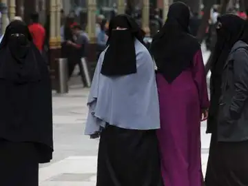 Un grupo de mujeres con velo islámico Un grupo de mujeres con velo islámico