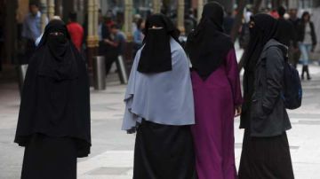 Un grupo de mujeres con velo islámico