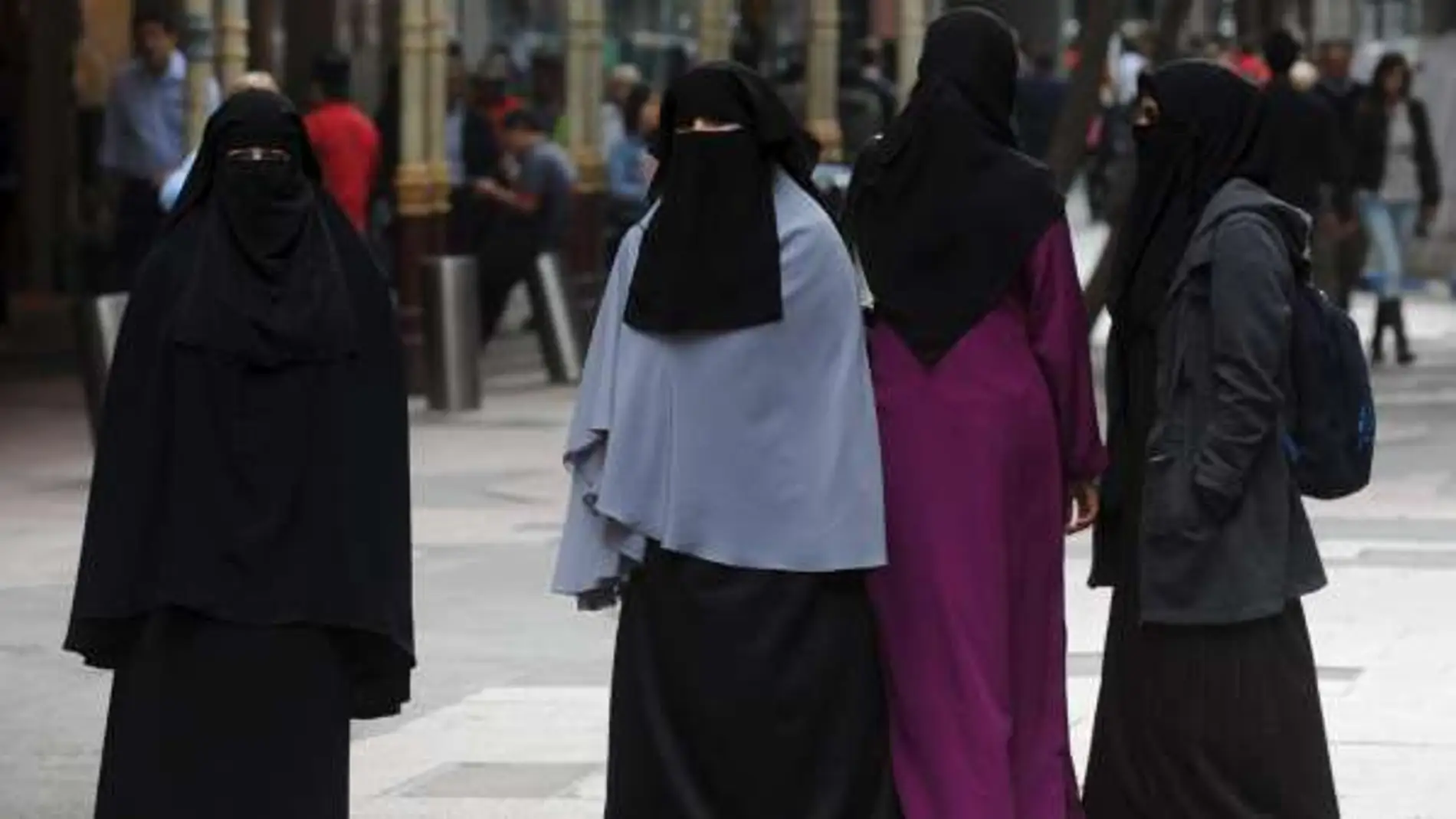 Un grupo de mujeres con velo islámico Un grupo de mujeres con velo islámico