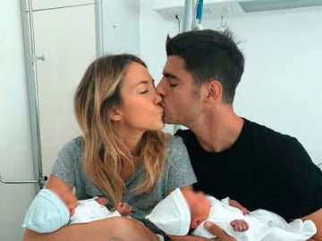 Alice Campello y Álvaro Morata con sus hijos Alice Campello y Álvaro Morata con sus hijos