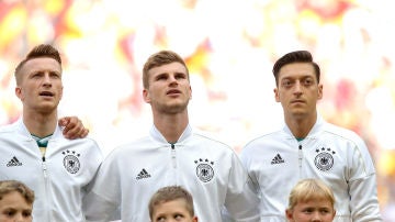 Selección alemana cantando el himno