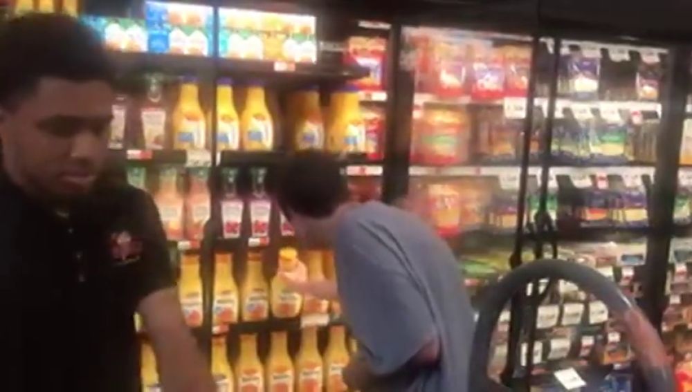 Un vídeo que muestra a un joven con autismo ayudando a reponer en un supermercado se vuelve viral