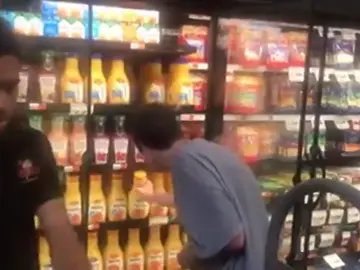 Un vídeo que muestra a un joven con autismo ayudando a reponer en un supermercado se vuelve viral Un vídeo que muestra a un joven con autismo ayudando a reponer en un supermercado se vuelve viral