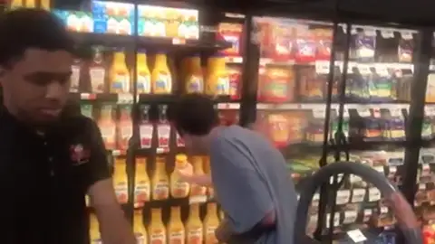 Un vídeo que muestra a un joven con autismo ayudando a reponer en un supermercado se vuelve viral Un vídeo que muestra a un joven con autismo ayudando a reponer en un supermercado se vuelve viral