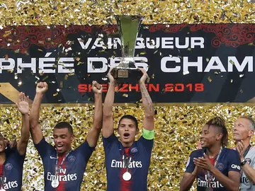 Thiago Silva levanta la Supercopa de Francia Thiago Silva levanta la Supercopa de Francia