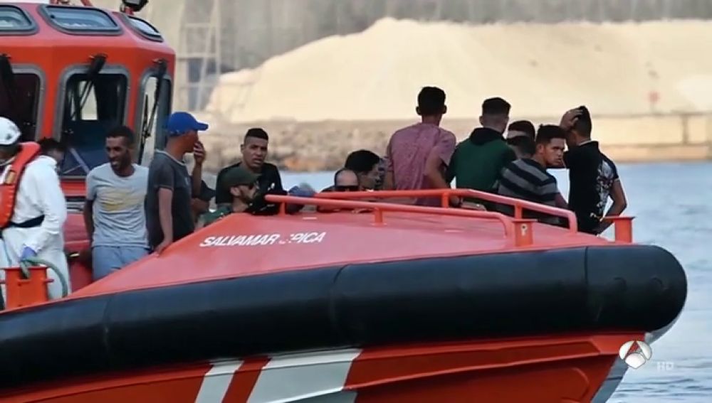 Interceptada una patera con once personas en una playa de Estepona y detenido su piloto