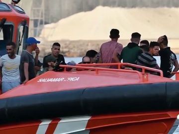 Interceptada una patera con once personas en una playa de Estepona y detenido su piloto