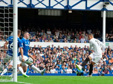 Rodrigo, en acción ante el Everton Rodrigo, en acción ante el Everton
