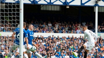 Rodrigo, en acción ante el Everton