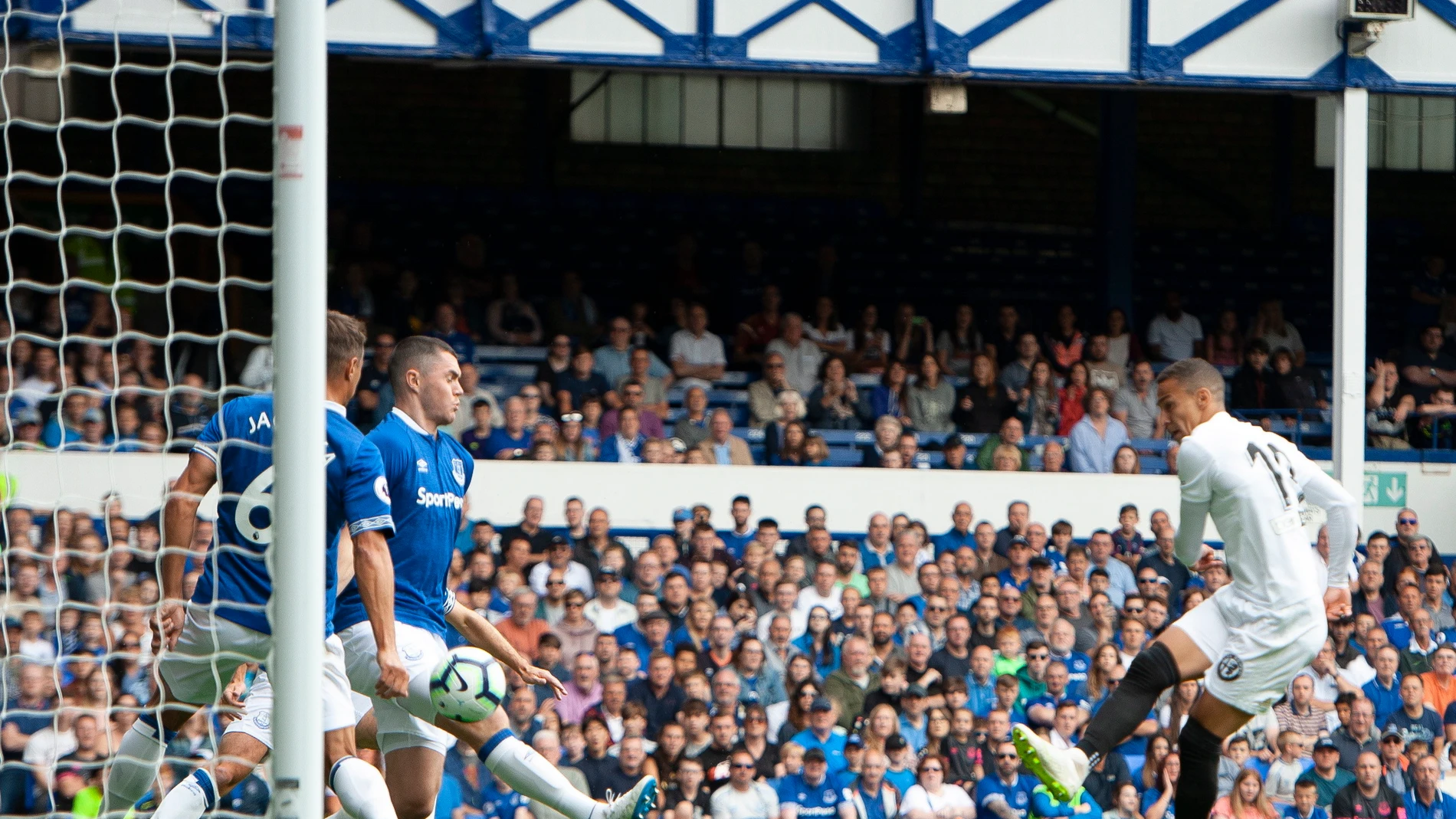 Rodrigo, en acción ante el Everton Rodrigo, en acción ante el Everton