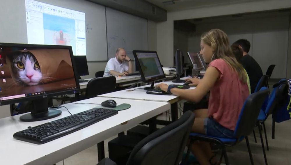 Varios niños aprenden a programar en un campamento de verano