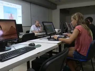 Varios niños aprenden a programar en un campamento de verano Varios niños aprenden a programar en un campamento de verano