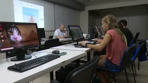 Varios niños aprenden a programar en un campamento de verano Varios niños aprenden a programar en un campamento de verano