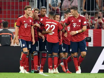 Javi Martínez es felicitado por sus compañeros tras marcar ante el United Javi Martínez es felicitado por sus compañeros tras marcar ante el United