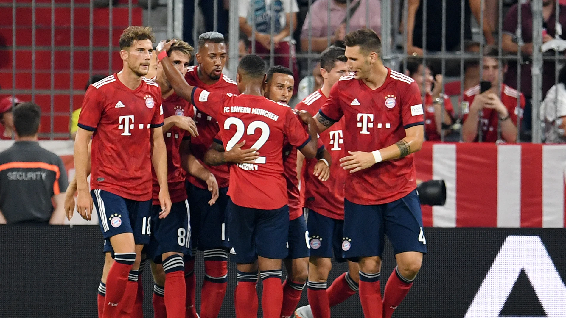 Javi Martínez es felicitado por sus compañeros tras marcar ante el United Javi Martínez es felicitado por sus compañeros tras marcar ante el United