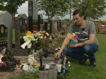 Keith Will dice que dormirá en la tumba de su hijo para que no retiren sus recuerdos