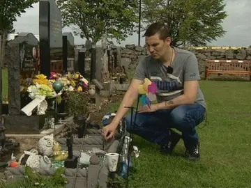 Keith Will dice que dormirá en la tumba de su hijo para que no retiren sus recuerdos Keith Will dice que dormirá en la tumba de su hijo para que no retiren sus recuerdos