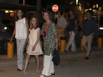 La familia del Rey sale a cenar La familia del Rey sale a cenar