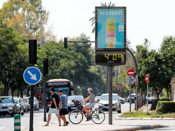 Imagen de archivo de un termómetro que marca 40 grados Imagen de archivo de un termómetro que marca 40 grados