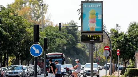 Imagen de archivo de un termómetro que marca 40 grados Imagen de archivo de un termómetro que marca 40 grados