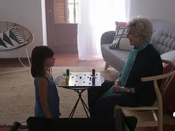 Concha Velasco se vuelve a poner a las órdenes de su hijo para concienciar sobre la osteoporosis Concha Velasco se vuelve a poner a las órdenes de su hijo para concienciar sobre la osteoporosis