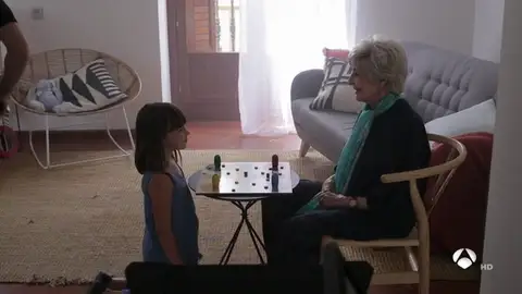 Concha Velasco se vuelve a poner a las órdenes de su hijo para concienciar sobre la osteoporosis Concha Velasco se vuelve a poner a las órdenes de su hijo para concienciar sobre la osteoporosis
