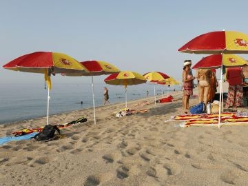 Plantan una decena de sombrillas con los colores de la bandera de España en Arenys de Mar