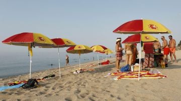 Plantan una decena de sombrillas con los colores de la bandera de España en Arenys de Mar
