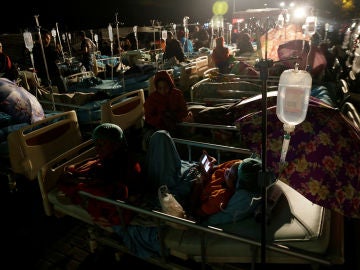 Los pacientes de un hospital, atendidos en la calle tras el terremoto