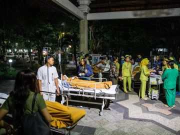 Personas atendidas por sanitarios tras el terremoto en Indonesia