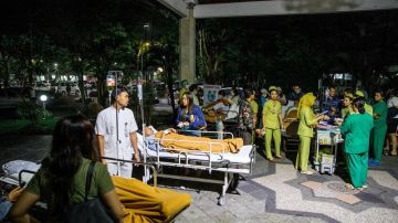 Personas atendidas por sanitarios tras el terremoto en Indonesia