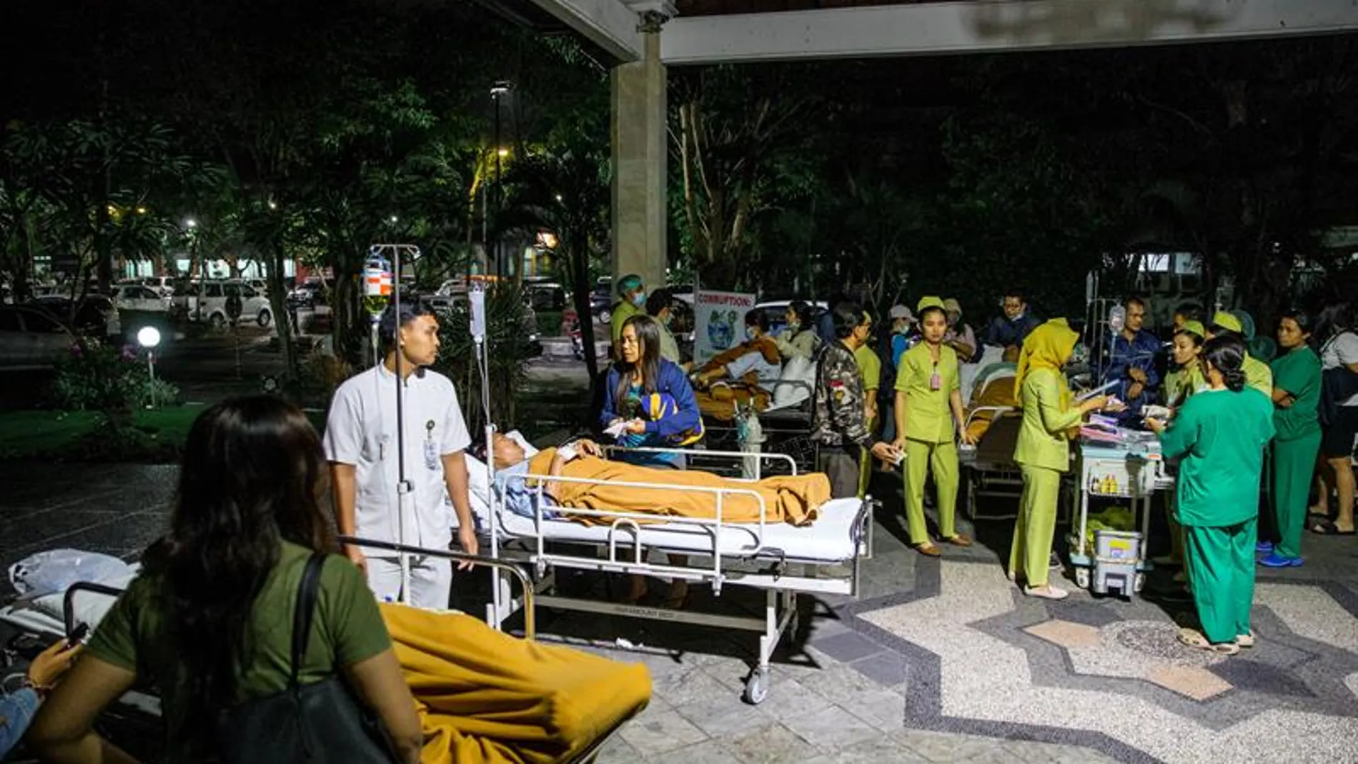 Personas atendidas por sanitarios tras el terremoto en Indonesia Personas atendidas por sanitarios tras el terremoto en Indonesia