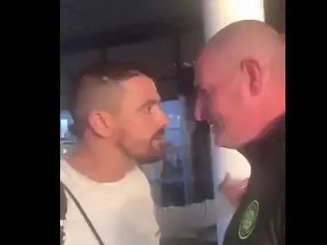 Nacho Novo se encara con un aficionado del Celtic Nacho Novo se encara con un aficionado del Celtic