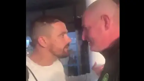 Nacho Novo se encara con un aficionado del Celtic Nacho Novo se encara con un aficionado del Celtic