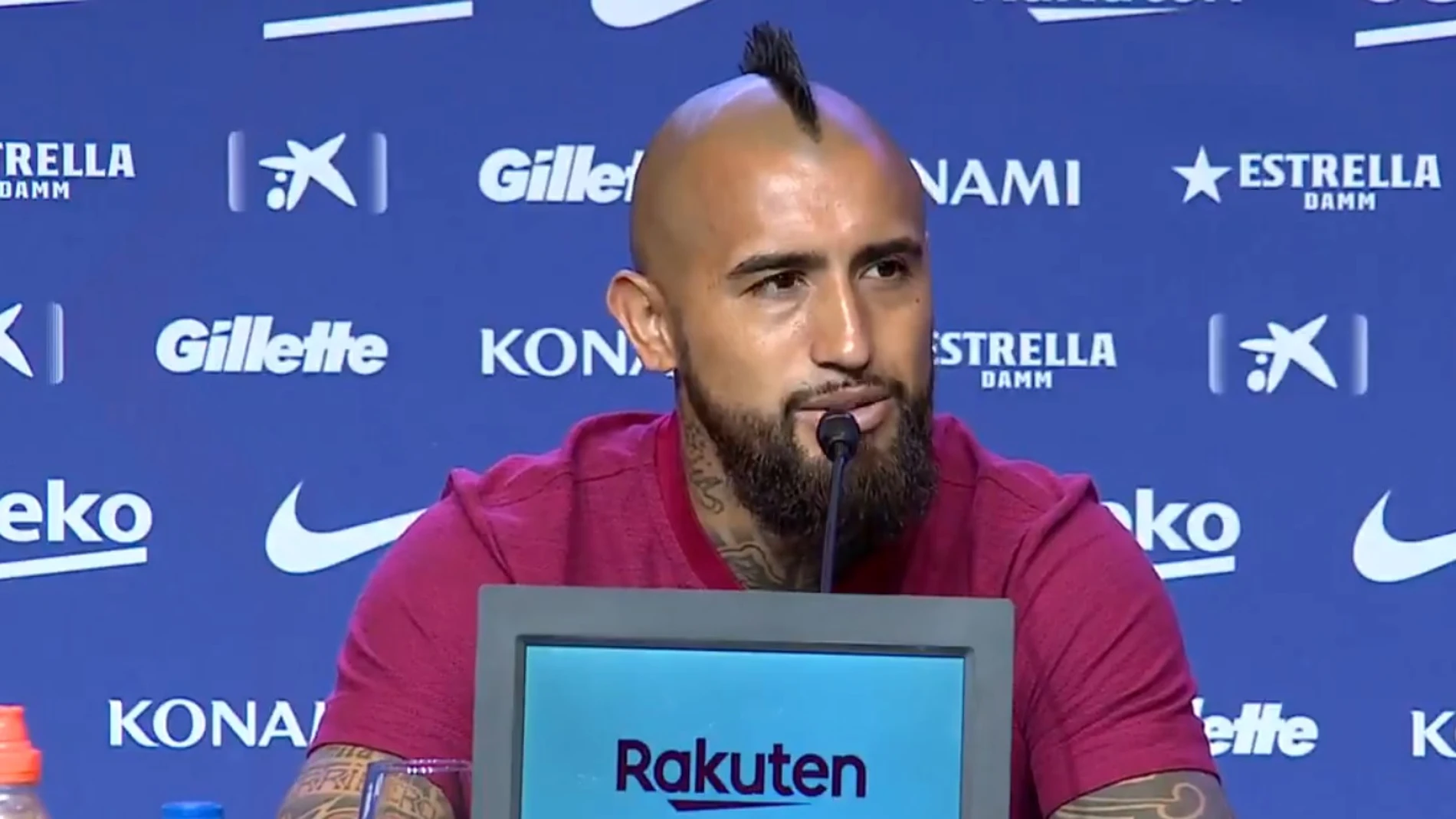 Arturo Vidal, en la rueda de prensa de su presentación con el Barcelona Arturo Vidal, en la rueda de prensa de su presentación con el Barcelona