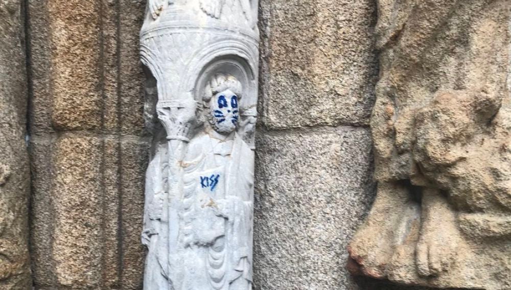 La pintada en la escultura de la fachada de Praterías de la Catedral de Santiago