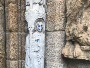La pintada en la escultura de la fachada de Praterías de la Catedral de Santiago
